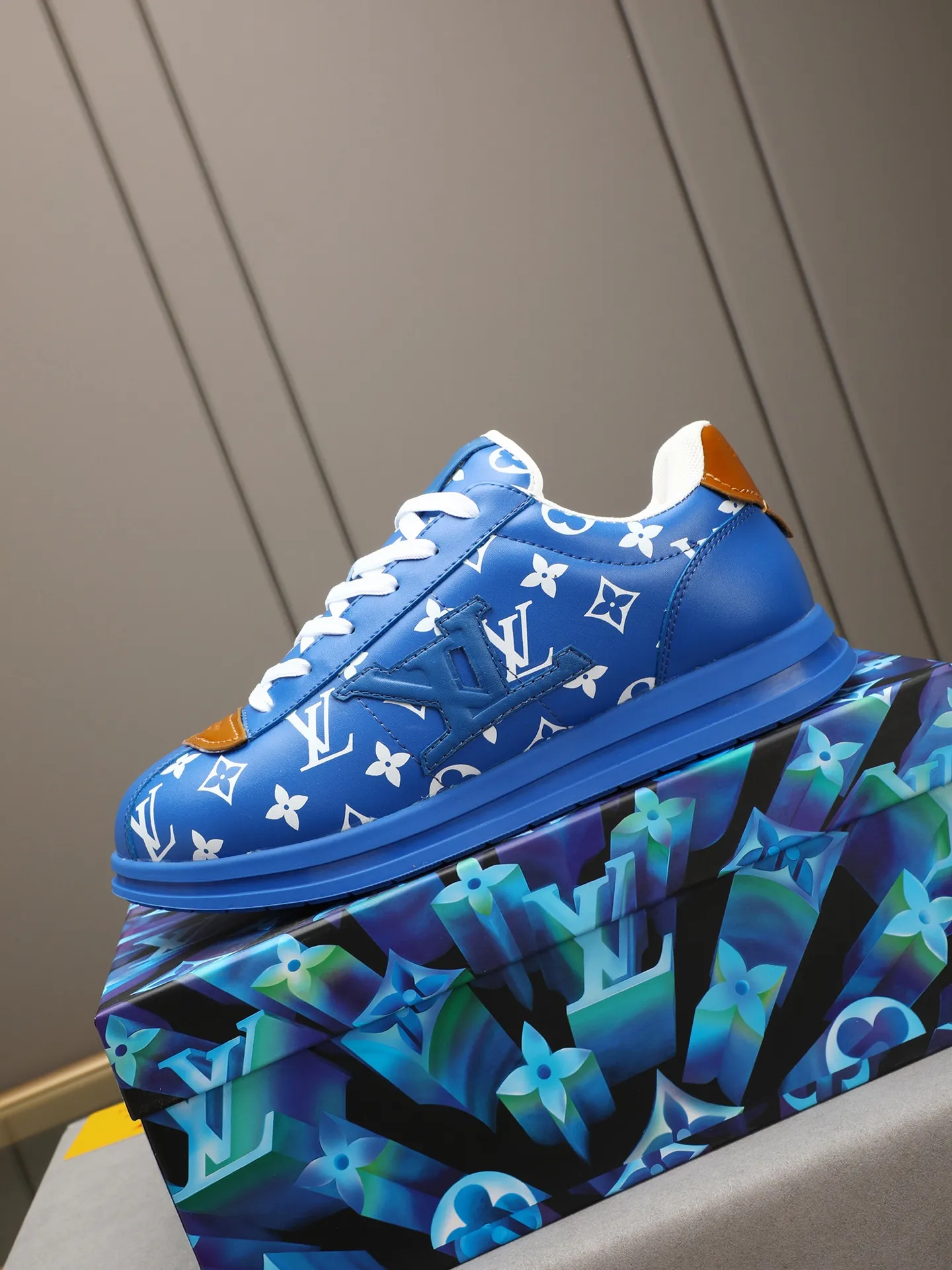 Men's Men's Shoes 💰500 LV Louis Vuitton L Jialu Brand Runner Tatic Series Thick-soled Casual Sports Shoes Running Shoes Original purchase, development, production This LV Runner Tatic sports shoe combines technical materials such as mesh fabric and ribbons to interpret the inspiration of traditional mountaineering shoes. LV letters are written on one side, the lariat buckle of the quick lacing system is embellished with Monogram flowers and Louis Vuitton logos, and the light and wear-resistant rubber outsole completes the whole. ▪️Fabric: Original imported cowhide + mesh ▪️Inner lining: Original customized breathable mesh ▪️Sole: Original open-molded anti-slip rubber combination material ▪️Size: Men's 40-44 (45 46 customized)